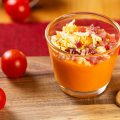 Salmorejo con huevo y virutas de jamón 