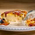 Torrija brioche caramelizada con helado de leche merengada 
